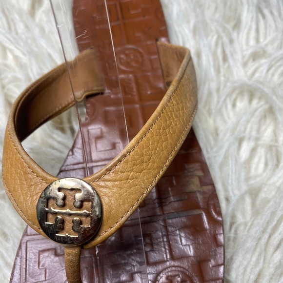 Tory Burch Thora Tan Tumbled Leather Gold Logo Flip Flop Thong Sandal - Picture 2 of 9